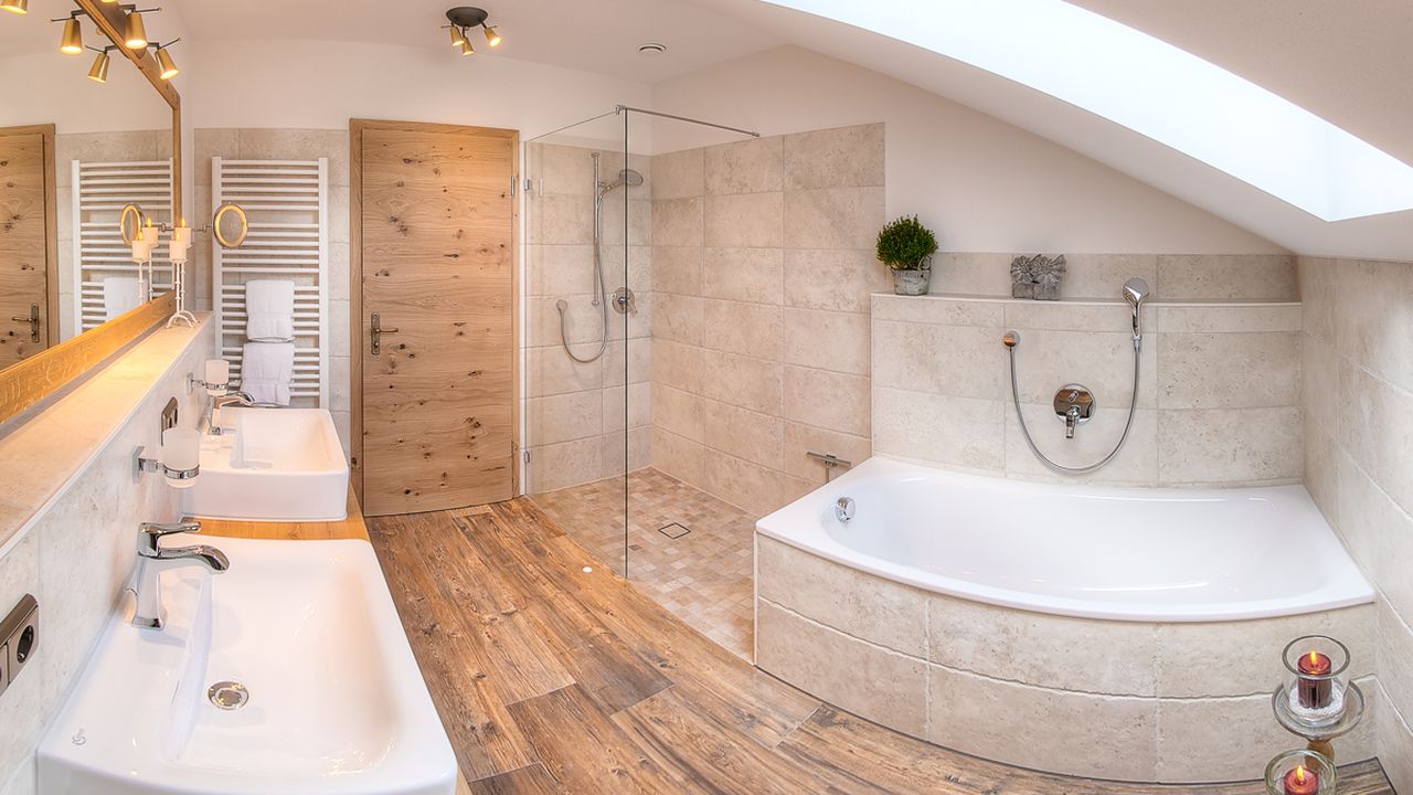 Bad I mit Badewanne, Dusche und Waschtisch Bad I mit Badewanne, Dusche und Waschtisch